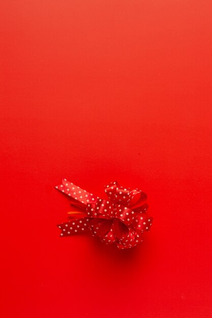 赤い背景に赤いリボンの弓とプレゼントの箱
