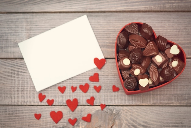 Foto gratuita scatola con cioccolatini il giorno di san valentino