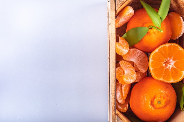 コピースペースを持つ柑橘系の果物の上面とボックス