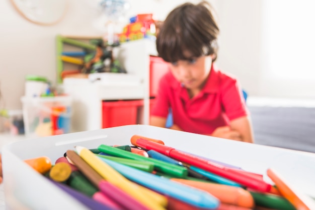 鉛筆と子供の色付きボックス