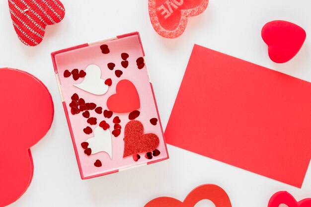 バレンタインの心と紙吹雪のボックス