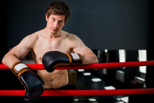 Foto gratuita ragazzo boxer in posa in palestra