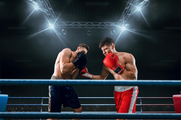 Foto gratuita pugili uomo che combatte sul ring