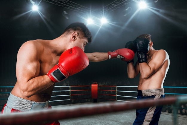 Pugili uomo che combatte sul ring