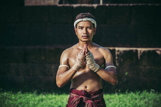 Boxers tie the rope in their hands and hands to respect the teacher.