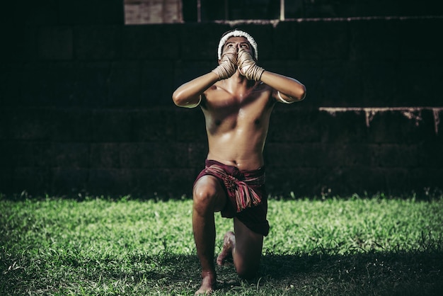 Free photo boxers tie the rope in their hands and hands to respect the teacher.