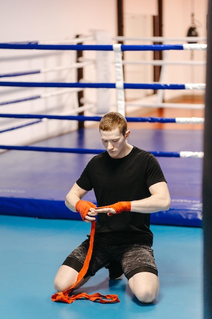 Боксеры тренируются на ринге и в зале