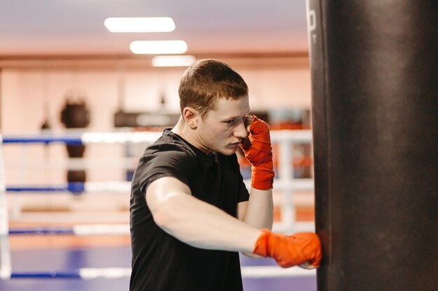 Боксеры тренируются на ринге и в зале