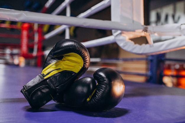 Боксерские перчатки лежат на пустом ринге