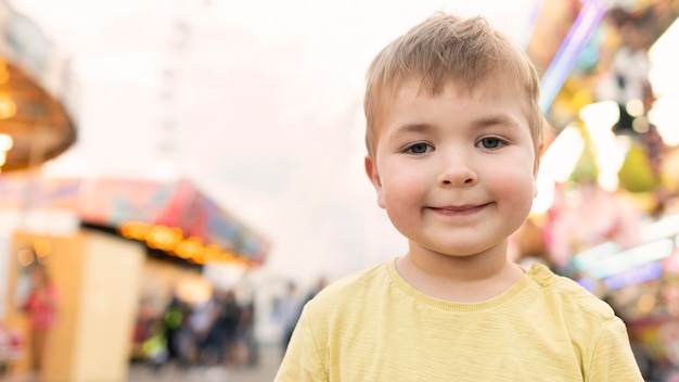 Foto gratuita ragazzo nel parco divertimenti