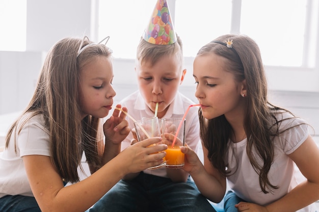 無料写真 少年少女と誕生日パーティー