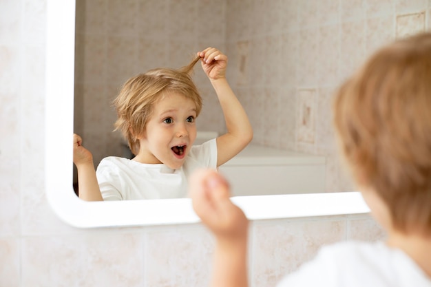 Мальчик в ванной комнате, глядя в зеркало