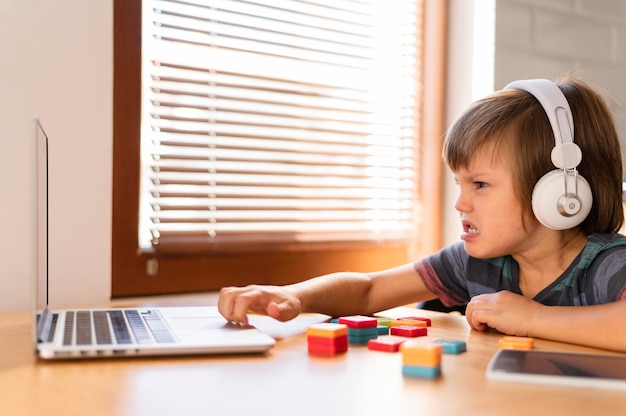 Free photo boy being angry in front of laptop