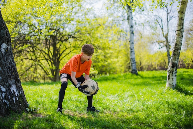 サッカーボールをブロックしている少年