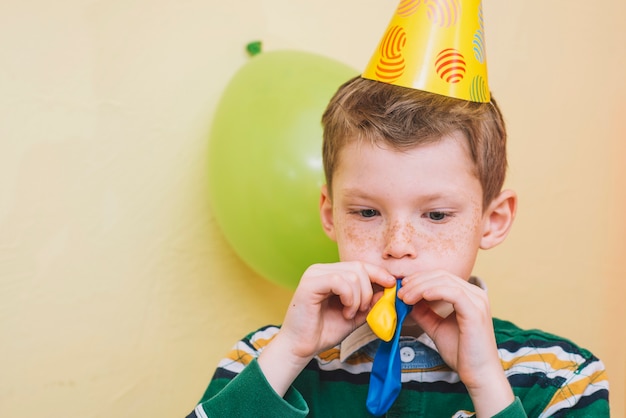 Мальчик взорвал воздушные шары на день рождения