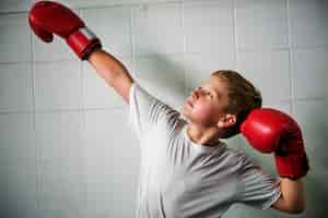 Бесплатное фото Мальчик бокс победы уверенно позирует победную концепцию