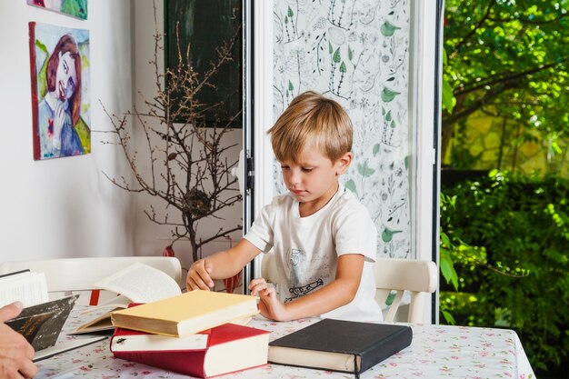 Мальчик на столе с книгами