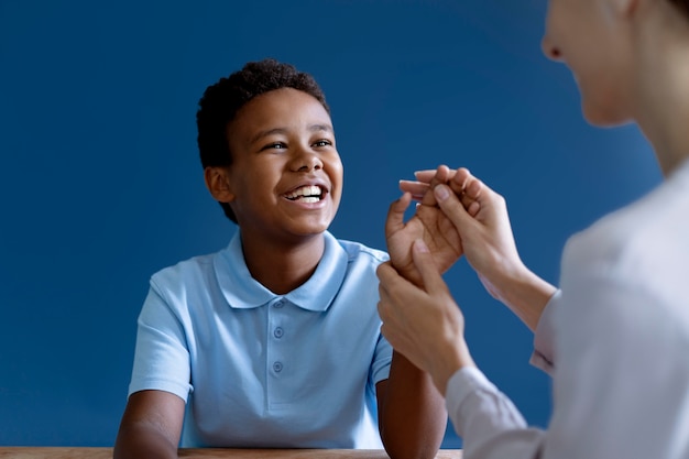 Free photo boy doing a occupational therapy session with a psychologist