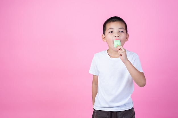 アイスクリームを食べる少年