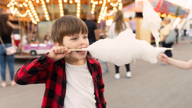 綿菓子を楽しむ少年