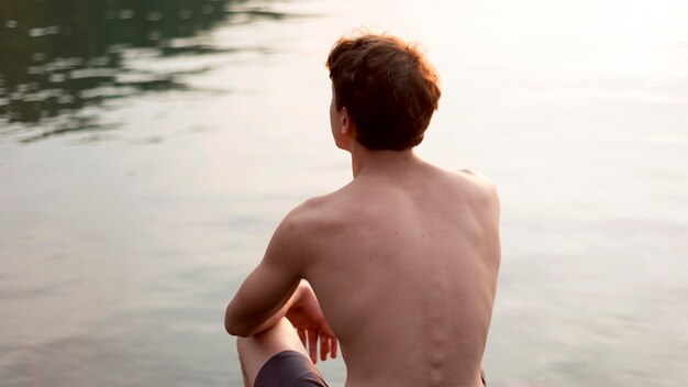 水で自然の時間を楽しんでいる少年