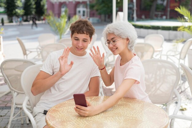 男の子と女の子の外でビデオ通話