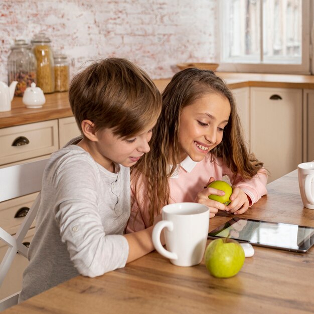 男の子と女の子がタブレットで一緒に見て