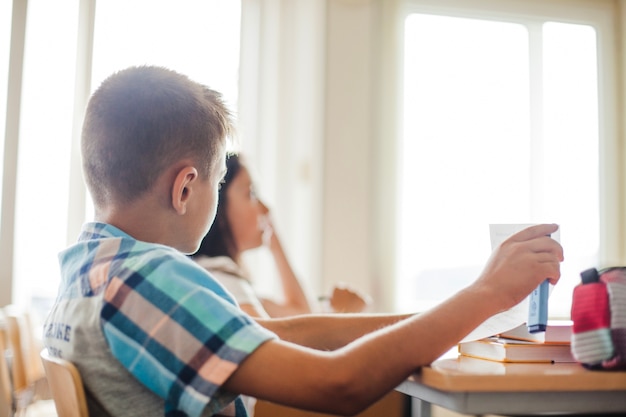 Free photo boy and girl sitting in classroom