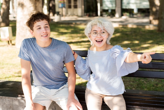 男の子と女の子が一緒にベンチに座っています。