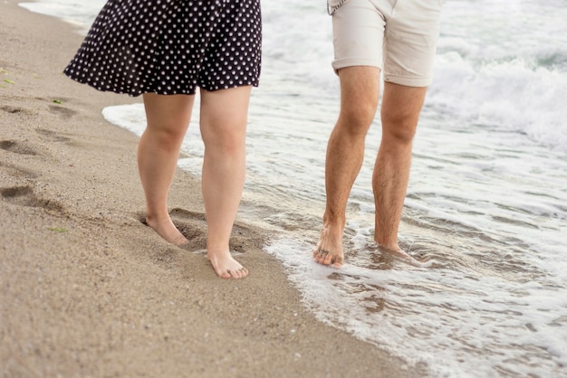 소년과 소녀는 해변에서 산책