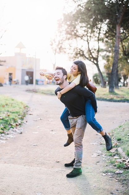 Ragazzo dando un cavalluccio alla sua ragazza