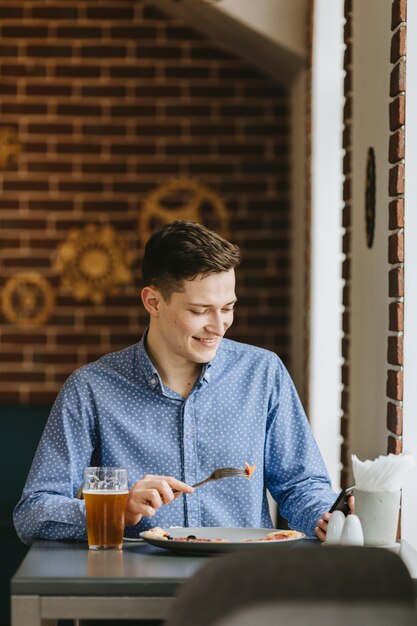 レストランでビールを飲んでいる少年