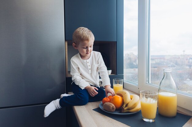 朝食を持っている少年