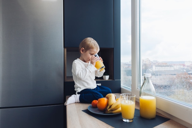 朝食を持っている少年