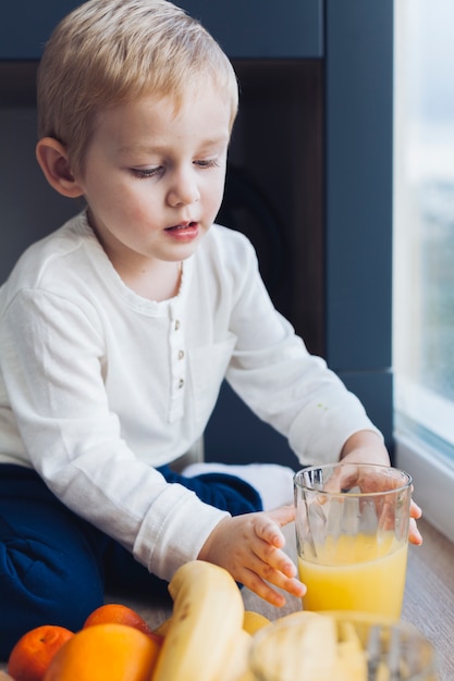 朝食を持っている少年