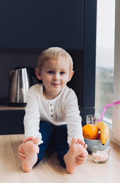 朝食を持っている少年