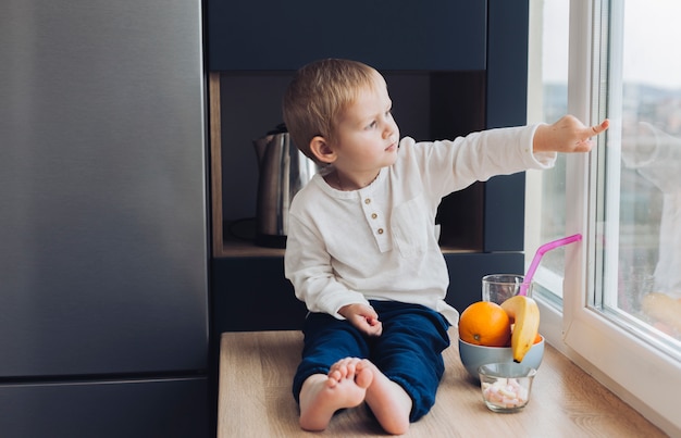 朝食を持っている少年