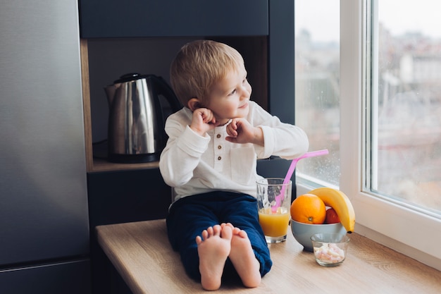 朝食を持っている少年