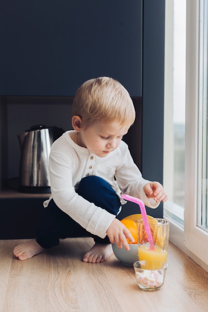 朝食を持っている少年