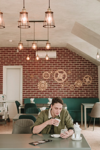 Ragazzo che mangia caffè in un ristorante