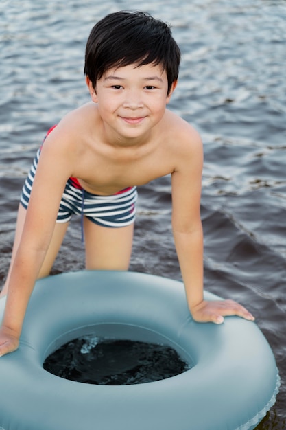 무료 사진 호수에서 야외에서 즐거운 시간을 보내는 소년