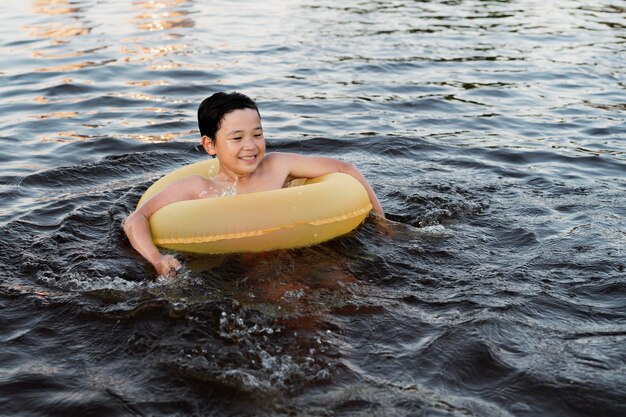 湖で屋外で楽しんでいる少年