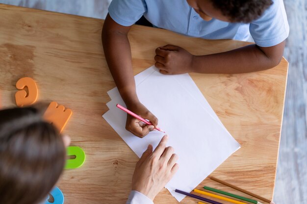 心理学者と作業療法セッションをしている少年