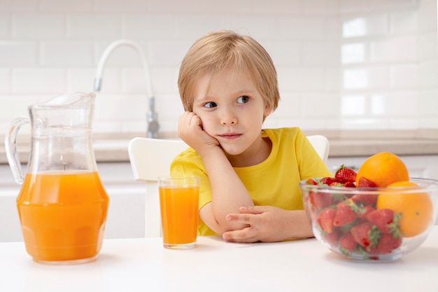 Foto gratuita ragazzo a casa in cucina