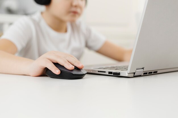 Мальчик дома играет на ноутбуке