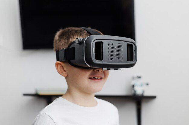 Мальчик дома с помощью гарнитуры виртуальной реальности