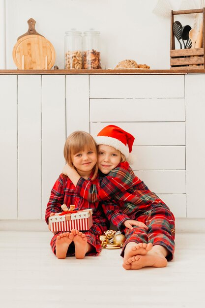 クリスマスの日に妹を抱き締める少年