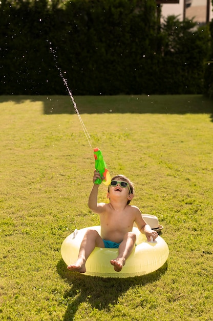 無料写真 水鉄砲で遊んでフロートの少年