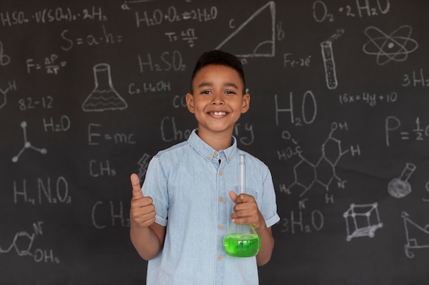 수업 시간에 화학에 대해 더 많이 배우는 소년