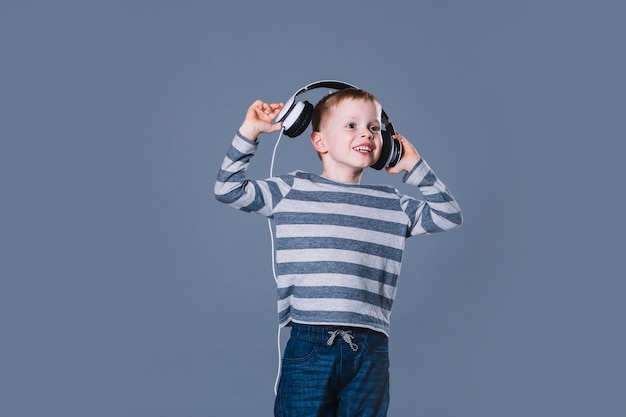 Free photo boy listening to music in headphones